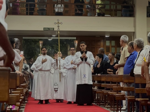 Corpus Christi Quanta unção do nosso pároco, Padre Alexandre, na noite da Solenidade de Corpus C