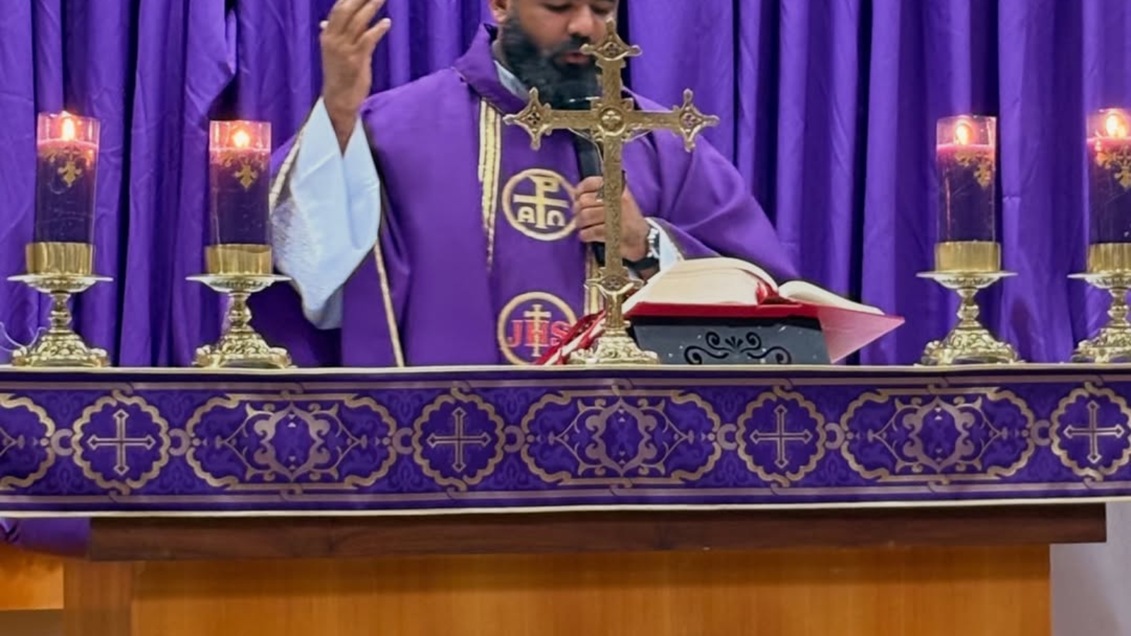 O evangelho de São João relata o encontro de Jesus com a mulher adúltera, destacando o contraste (3)