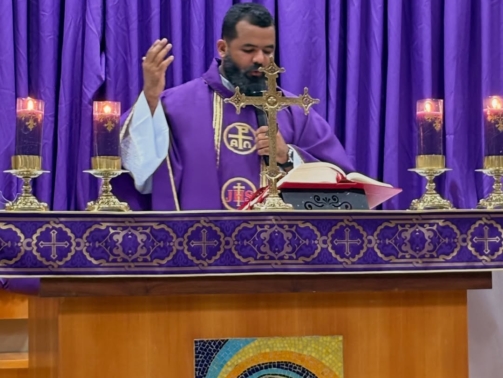 O evangelho de São João relata o encontro de Jesus com a mulher adúltera, destacando o contraste (3)