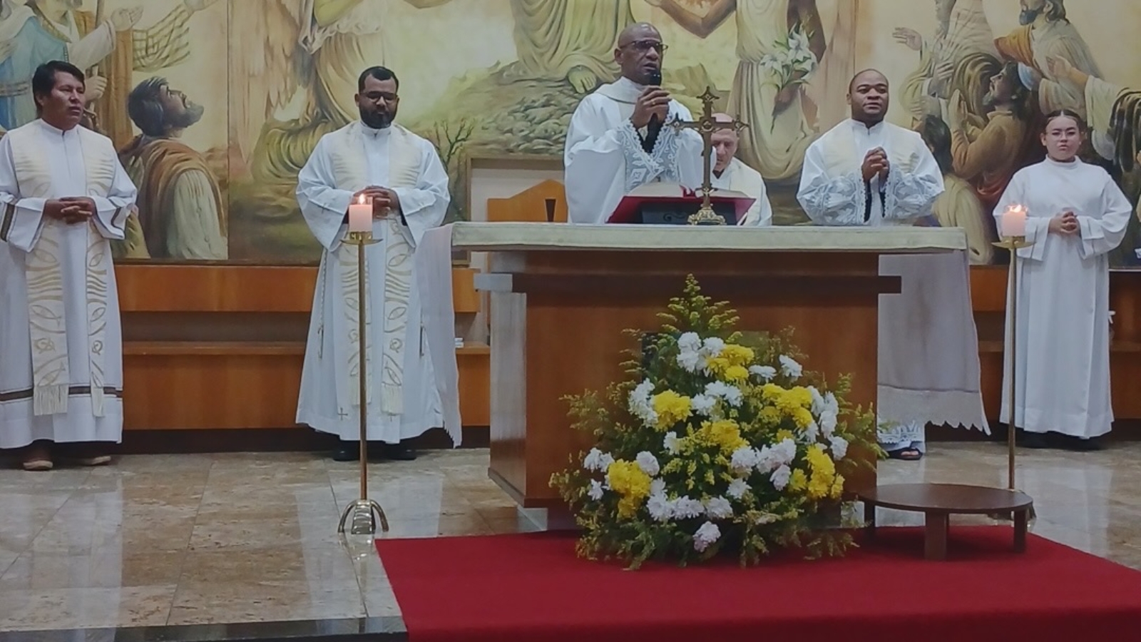 Padres reunidos para concelebrar o aniversário do Padre Jardel!Dia de celebrar a vida com a comu (2)