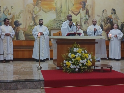 Padres reunidos para concelebrar o aniversário do Padre Jardel!Dia de celebrar a vida com a comu (2)