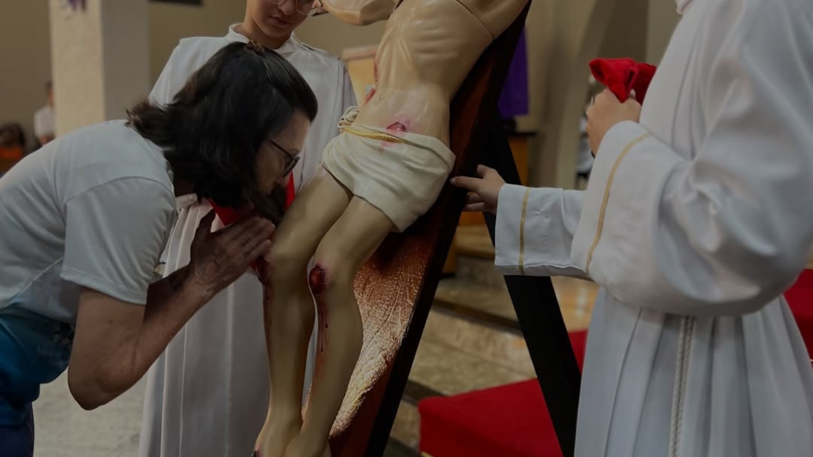 Sexta-Feira Santa Não há celebração do Sacrifício da Santa Missa. Vivenciamos a celebração das (2)