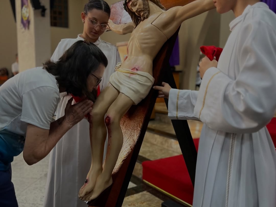 Sexta-Feira Santa Não há celebração do Sacrifício da Santa Missa. Vivenciamos a celebração das (2)