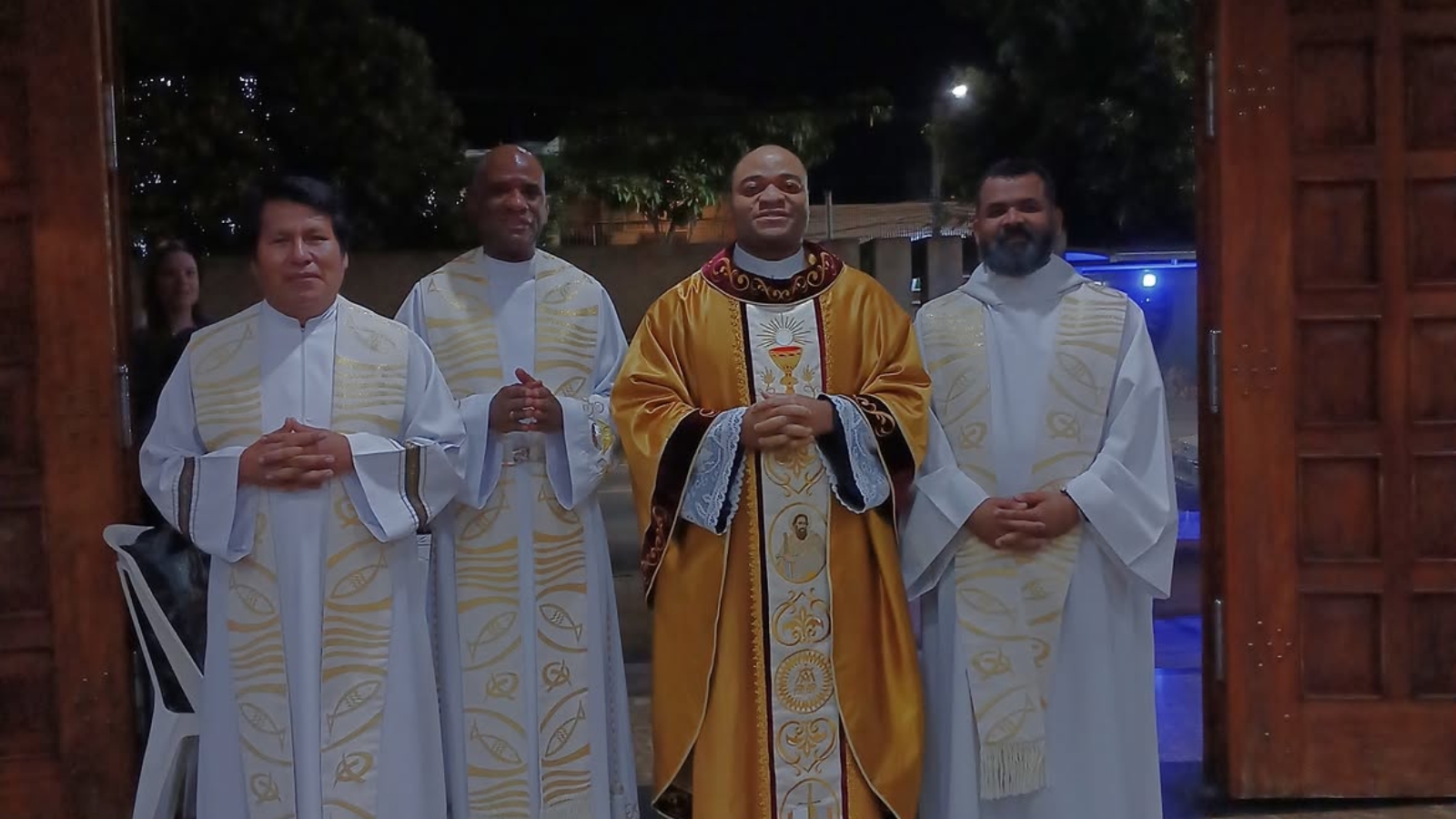 Celebração Eucarística do primeiro aniversário sacerdotal do Padre BamaCom alegria estampada no