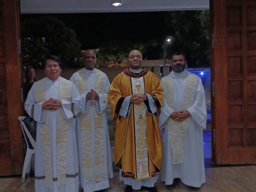 Celebração Eucarística do primeiro aniversário sacerdotal do Padre BamaCom alegria estampada no